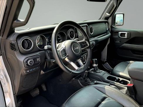 Used 2023 Jeep Wrangler Unlimited Sahara w/ Cold Weather Group AWD/4WD image 17