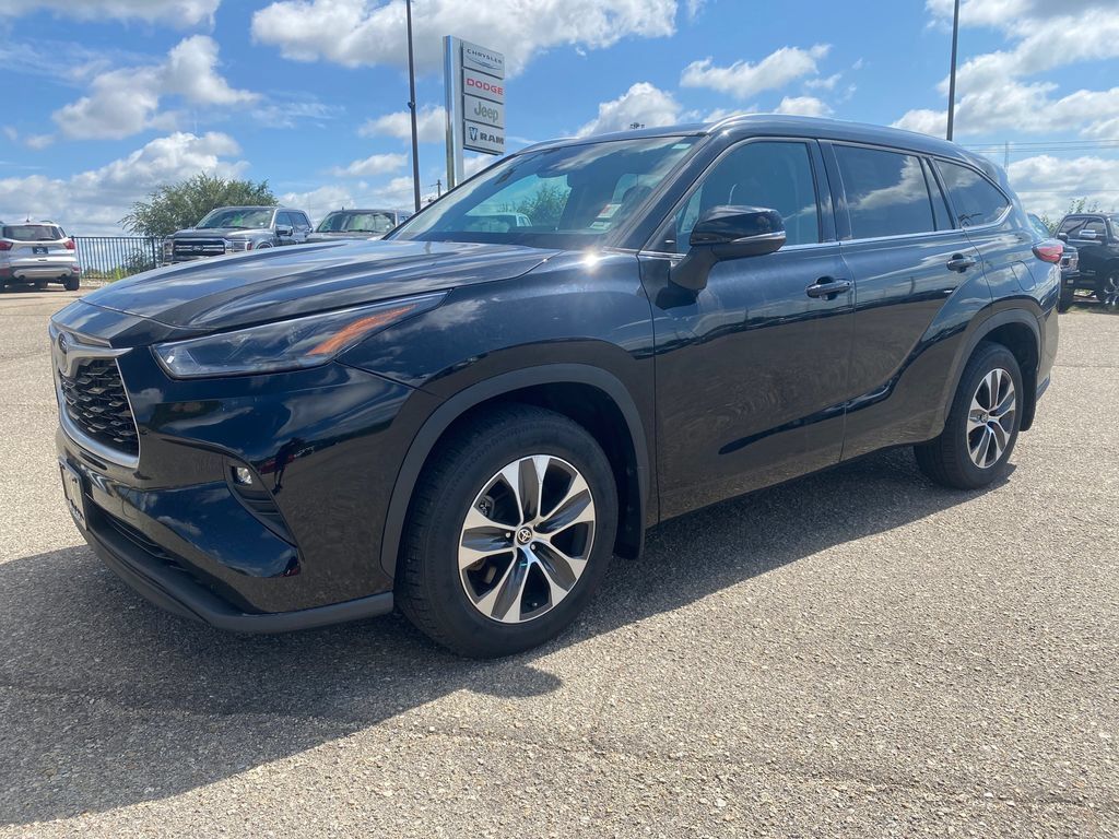 Used 2021 Toyota Highlander XLE AWD/4WD image 3