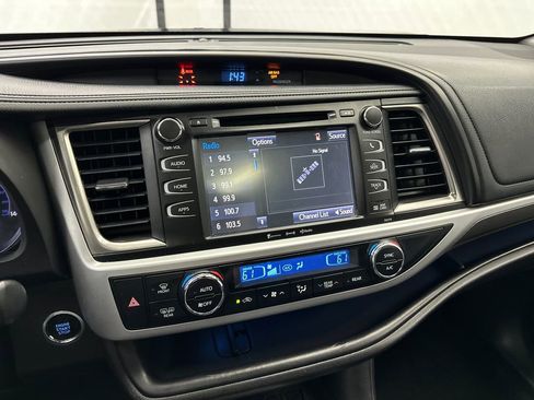 Used 2018 Toyota Highlander SE image 31
