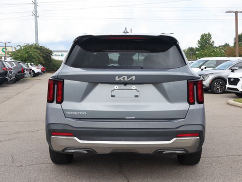 Used 2025 Kia Sorento S FWD image 4