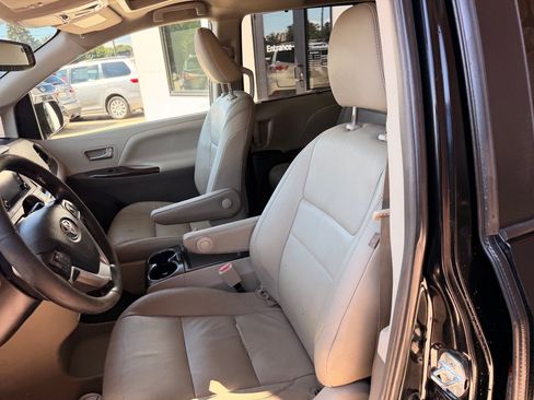 Used 2018 Toyota Sienna XLE w/ XLE Navigation Package FWD image 10