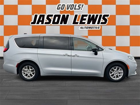 Used 2024 Chrysler Pacifica Touring-L image 2