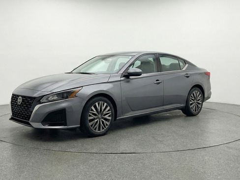 Used 2025 Nissan Altima 2.5 SV FWD image 3