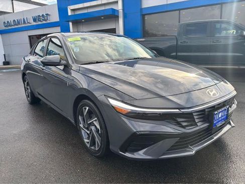 Used 2025 Hyundai Elantra SEL FWD image 13