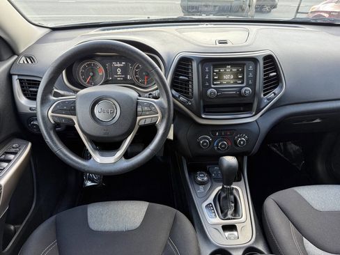 Used 2018 Jeep Cherokee Latitude image 17