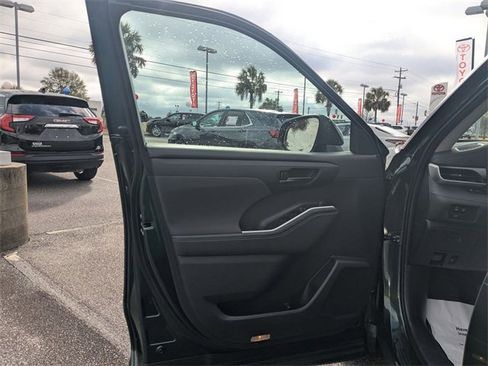 Certified 2024 Toyota Highlander LE image 11