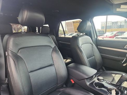 Used 2017 Ford Explorer XLT w/ Equipment Group 202A AWD/4WD image 33