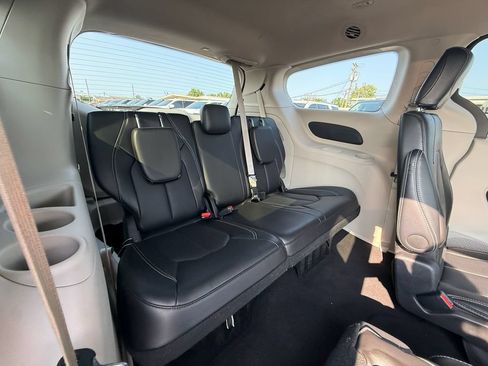 Used 2024 Chrysler Pacifica Touring-L FWD image 16