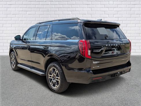 Used 2025 Ford Expedition Active AWD/4WD image 3