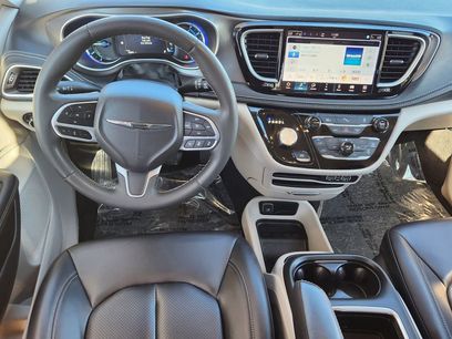 Used 2024 Chrysler Pacifica Select