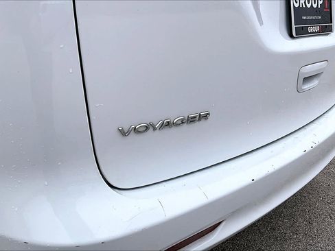 Used 2021 Chrysler Voyager Lxi image 9