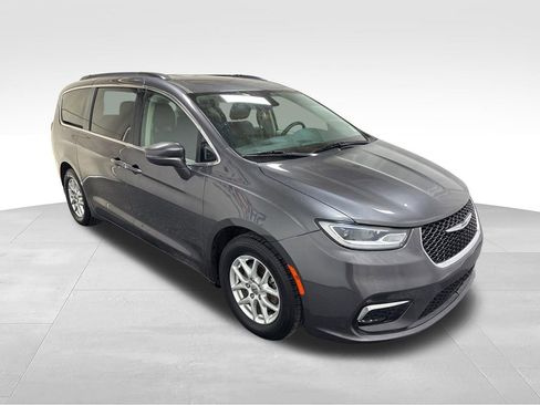 Used 2022 Chrysler Pacifica Touring-L FWD image 3
