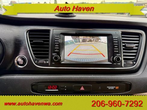 Used 2018 Kia Sedona LX w/ LX Essentials Premium Package FWD image 12
