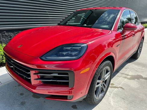 Certified 2025 Porsche Cayenne E-Hybrid AWD/4WD image 6
