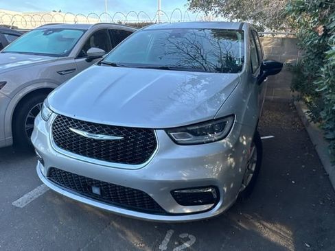 Used 2024 Chrysler Pacifica Touring-L image 4