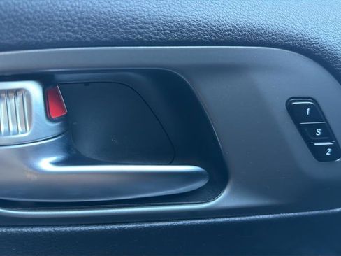 Used 2025 Chrysler Pacifica Select image 25