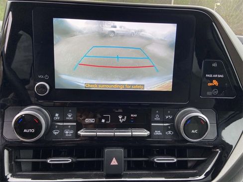 Used 2023 Toyota Highlander LE image 23