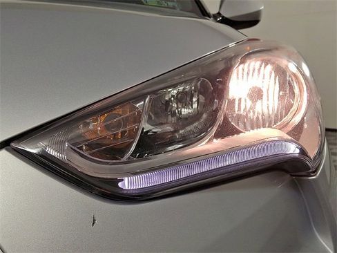 Used 2017 Hyundai Veloster Value Edition image 12