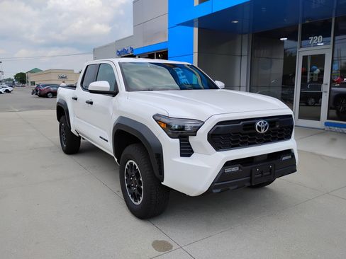 Used 2025 Toyota Tacoma TRD Off-Road AWD/4WD image 3