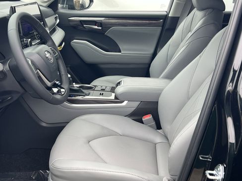 New 2026 Toyota Highlander Platinum image 7