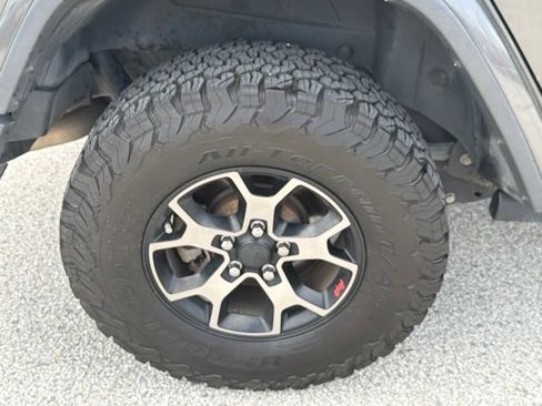 Used 2018 Jeep Wrangler Unlimited Rubicon w/ Dual Top Group AWD/4WD image 8
