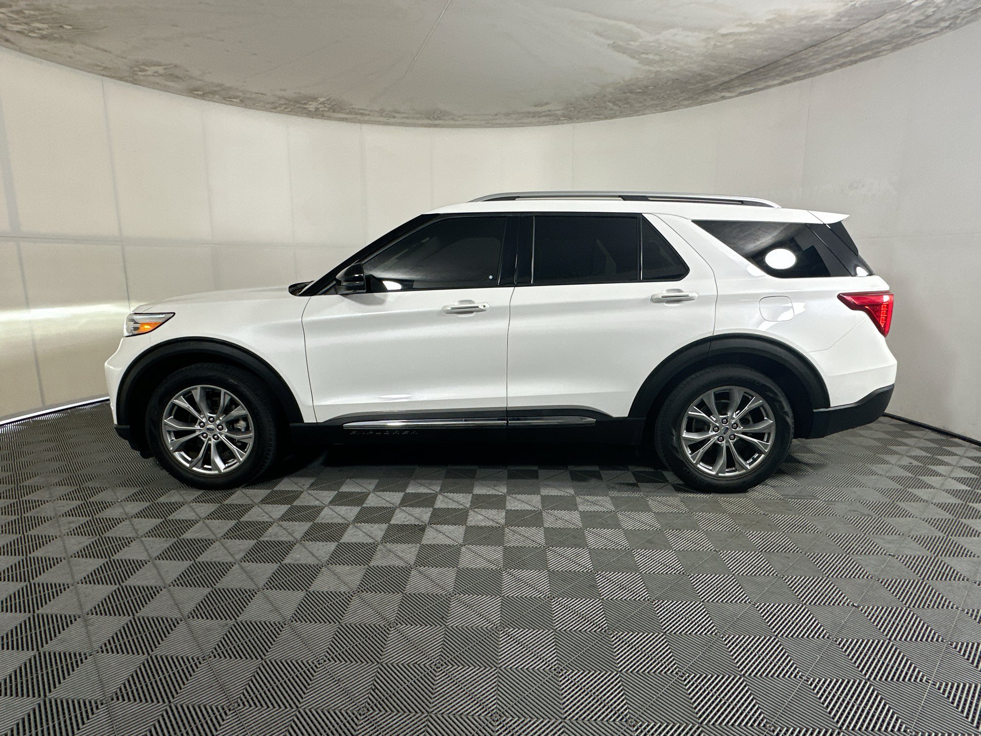 Used 2021 Ford Explorer Limited w/ Equipment Group 301A RWD image 6