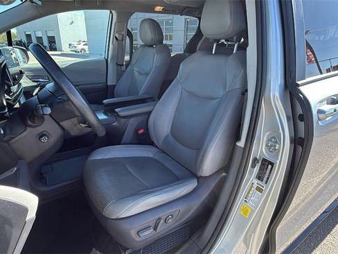 Used 2021 Toyota Sienna Limited image 13