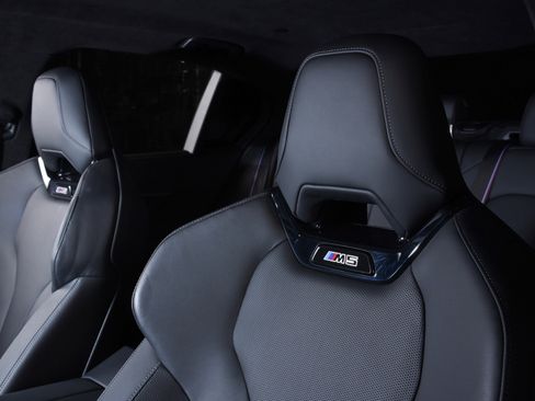 Used 2025 BMW M5 w/ Carbon Package image 24