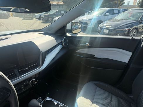 Used 2025 Chevrolet Trax LT image 32