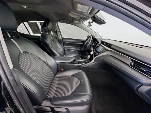 Used 2020 Toyota Camry SE w/ Carpet Mat Package image 25