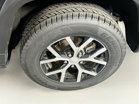 Used 2023 Jeep Grand Cherokee Limited AWD/4WD image 30