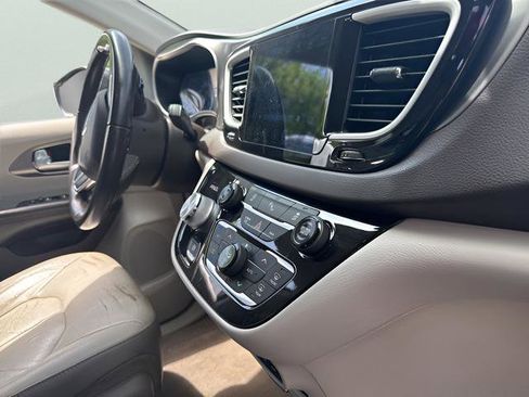 Used 2017 Chrysler Pacifica Touring-L FWD image 18