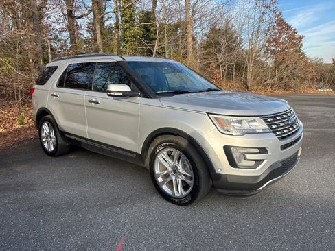 Used 2017 Ford Explorer Limited w/ Equipment Group 301A image 6