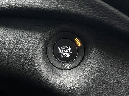 Used 2019 Jeep Cherokee Trailhawk w/ Cold Weather Group image 29