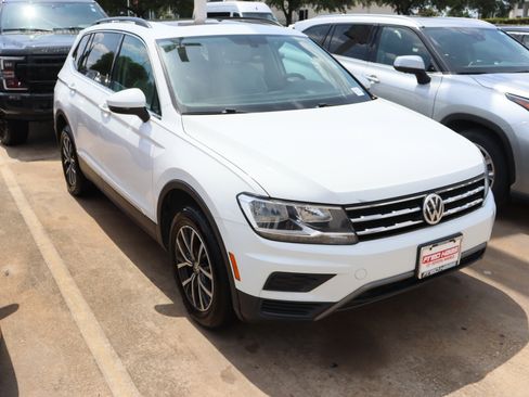 Used 2020 Volkswagen Tiguan SE w/ Panoramic Sunroof Package AWD/4WD image 2