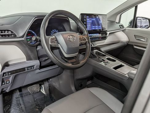 Used 2024 Toyota Sienna XLE image 13