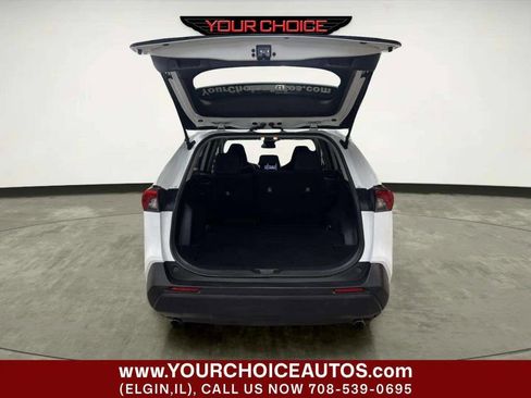 Used 2021 Toyota RAV4 LE FWD image 5