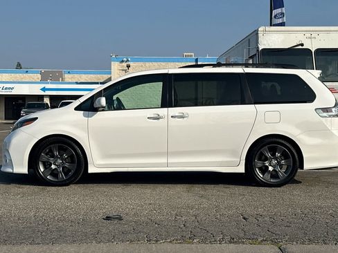 Used 2016 Toyota Sienna SE image 5