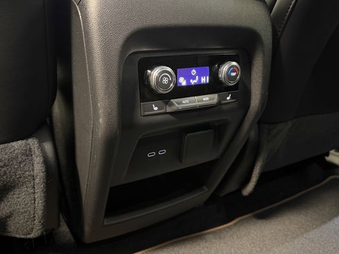 Used 2025 GMC Acadia AT4 w/ Luxury Package image 27