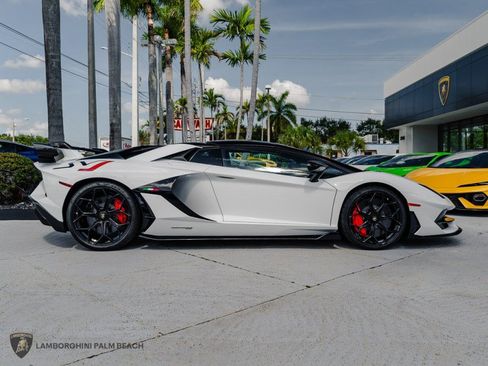 Used 2021 Lamborghini Aventador SVJ AWD/4WD image 9