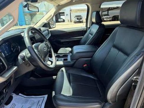 Used 2024 Ford Expedition XLT RWD image 11