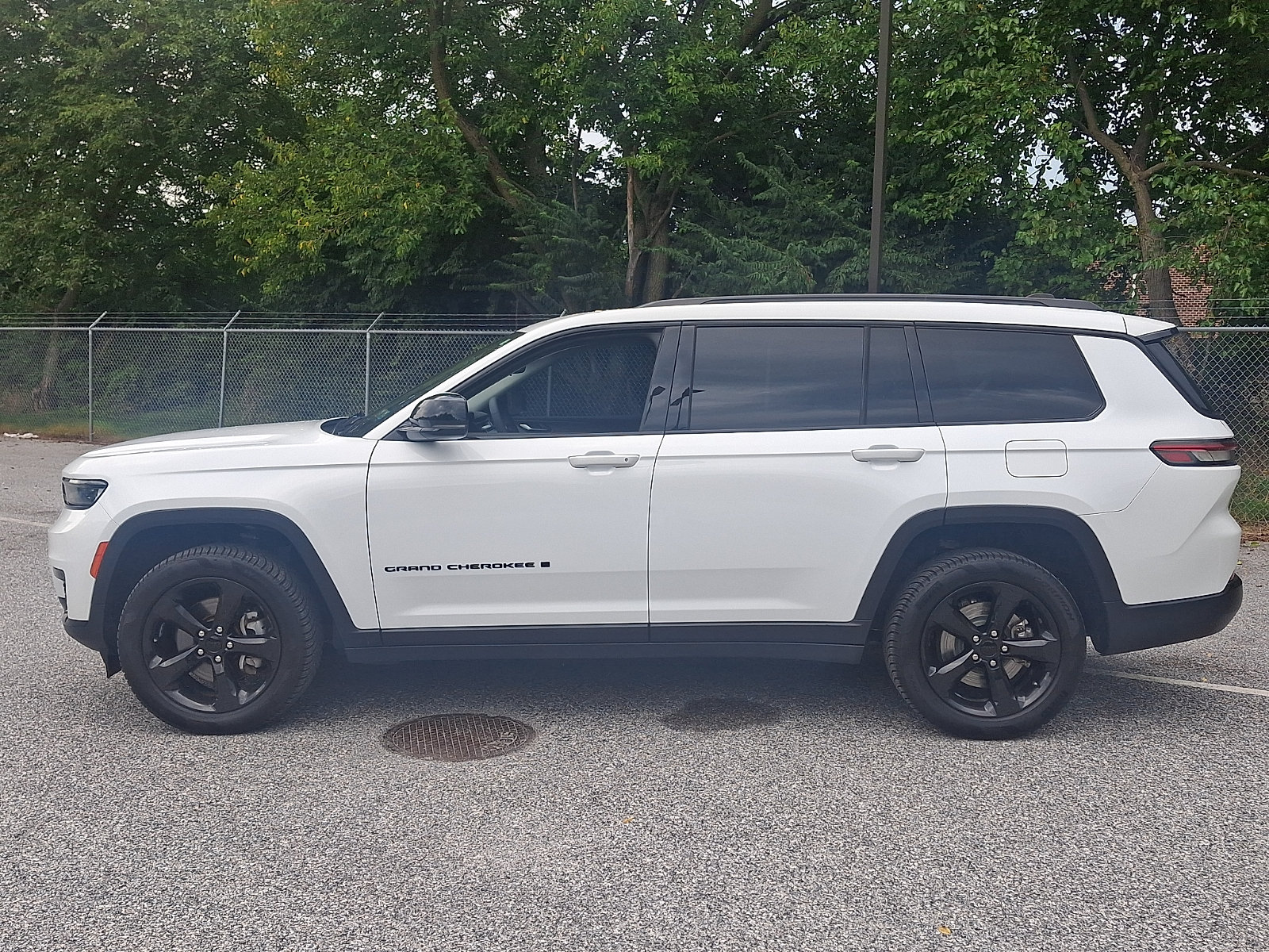 Used 2023 Jeep Grand Cherokee L Limited w/ Black Appearance Package AWD/4WD image 6