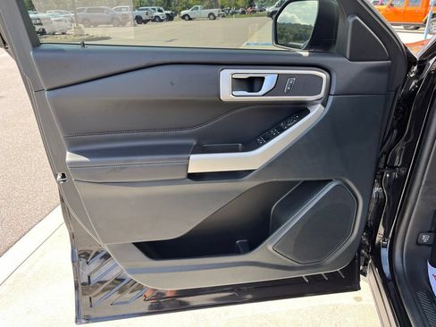 Used 2023 Ford Explorer XLT w/ Equipment Group 202A RWD image 4