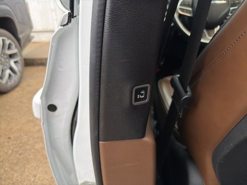 Used 2018 Chrysler Pacifica Limited w/ Tire & Wheel Group image 10