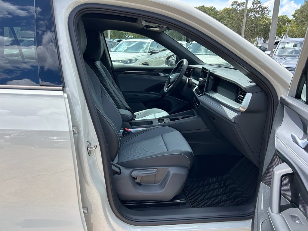 New 2026 Volkswagen Tiguan SE R-Line FWD image 35