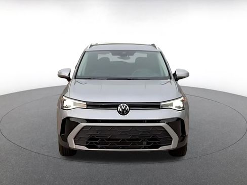 Used 2025 Volkswagen Taos SE FWD image 4