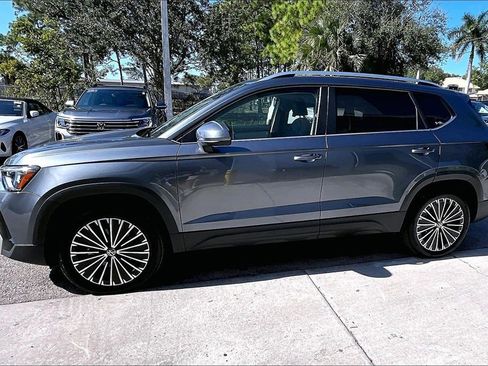 Certified 2025 Volkswagen Taos SE image 8