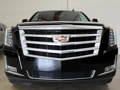 Used 2019 Cadillac Escalade Luxury RWD image 4