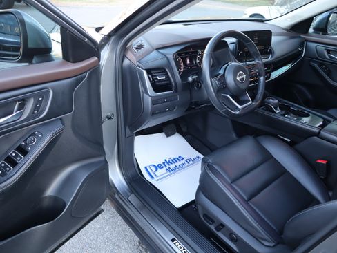 Used 2023 Nissan Rogue SL w/ SL Premium Package image 3