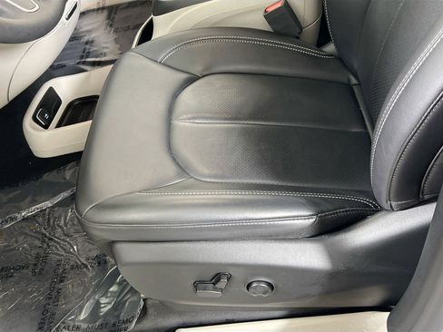 Used 2023 Chrysler Pacifica Touring-L w/ Uconnect Theater Family Group image 19